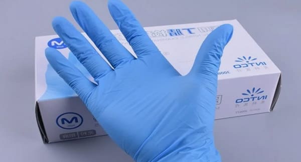 Синие одноразовые перчатки из коробки    