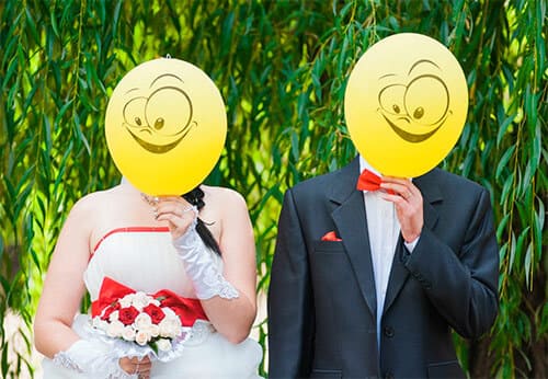 Жених и невеста за воздушными шариками жёлтыми смайлы пример   
