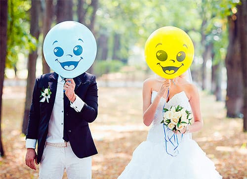 Жених с голубым шаром, а невеста с жёлтым  