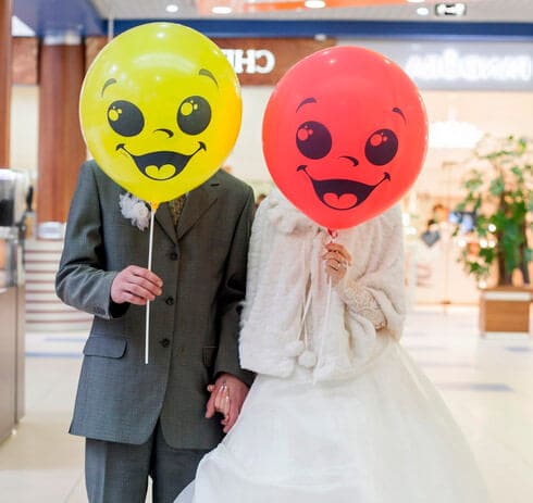 Большие воздушные шары прячется жених и невеста 