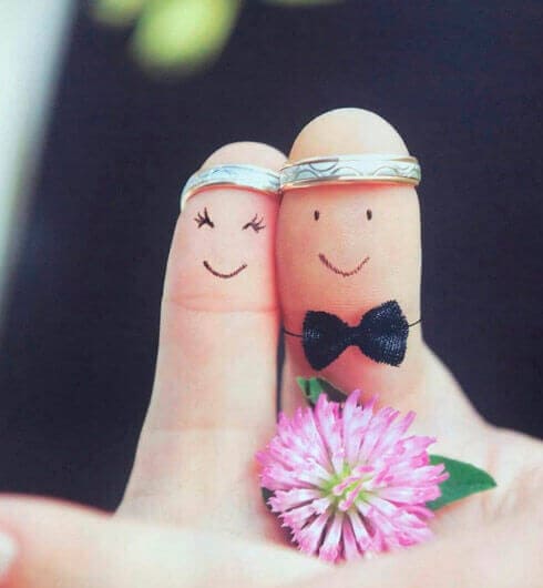 Большие пальцы в виде жениха и невесты нарисованные лица и цветок 