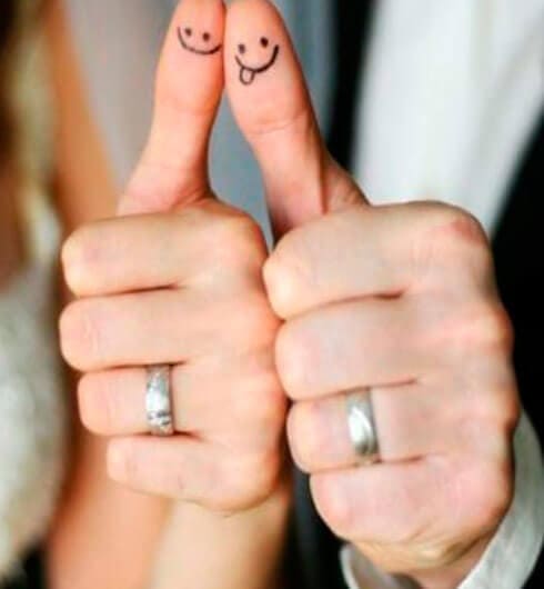 Большие пальцы улыбаются на свадебной фотосессии 