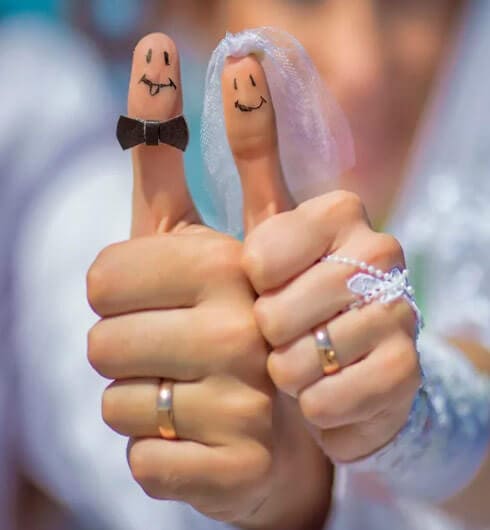 Большие пальцы жених и невеста с фатой и бабочкой пример нарисованные 