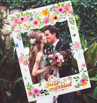 Жених и невеста целуются за рамкой фотоссесия на свадьбу  