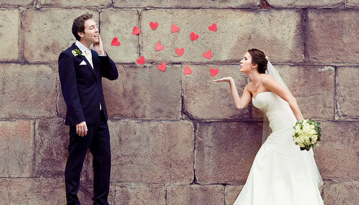 жених ловит поцелуи невесты около кирпичной стены идея фото