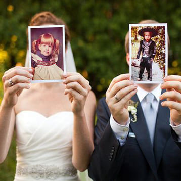 Жених и невеста закрывают свои лица фотографиями из детства  
