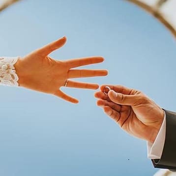 Фото идея жених одевает кольцо на палец невесты фото снизу 