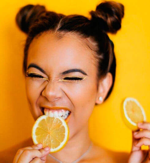 Фото на аватарку девушка ест лимоны позитив 