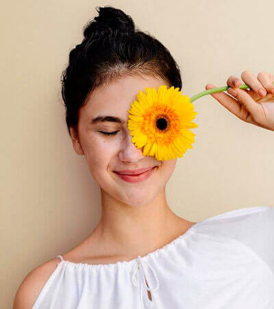 Девушка и жёлтый цветок у глаза фотка на аватарку 