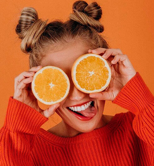 Апельсин вместо глаз на лице девушки на аватарку идея фотки   