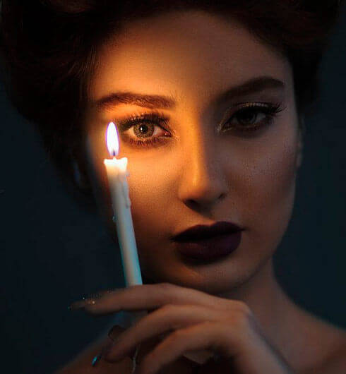 Фото на аватарку девушка и свеча    