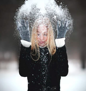 Фото на аву девушка подкидывает снег вверх 