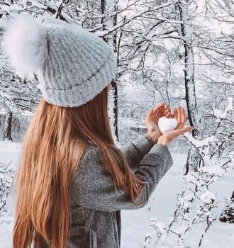 Фото на аву девушка держит в руках сердце из снега  