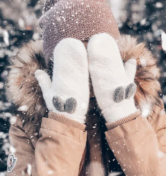 Девушка закрыла лицо рукавицами фото на аву зимой  