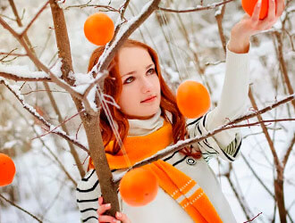 девушка в оранжевом шарфе фото сессия
