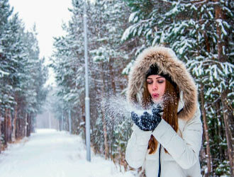 Красивые фотки на аву девушка дует на снег   