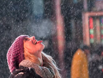 Красивые фотки на аву девушка ловит снег языком  