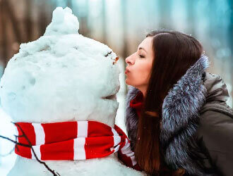 девушка целует снеговика фотоссесия  