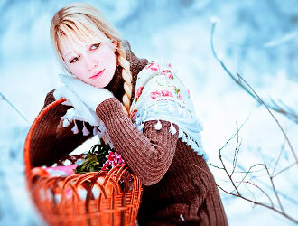 фото девушки зимой с корзинкой
