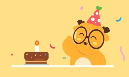 Нарисованный персонаж поздравляет в стихах дочку с днём рождения и тортик