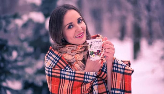 фото девушка на зимнем фоне с кружкой