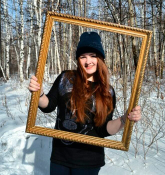 Девушка без куртки на фото зимой с рамкой от картины 