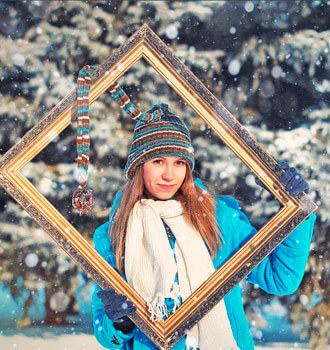 Девушка с рамкой от картины зимняя фотосессия позитивная 