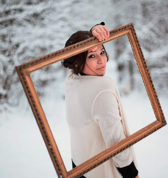 Фото зимой в лесу  девушка с рамкой от картины свадьба 