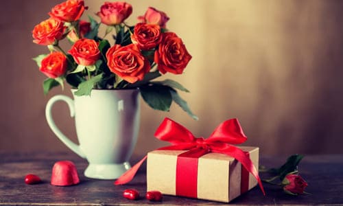 Ваза с цветами и подарок в коробке обложка для стихотворения на день рождения мамы