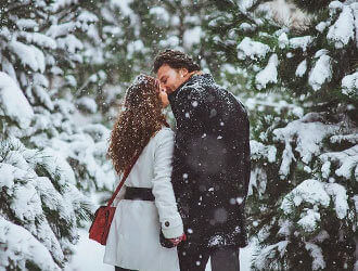 Зимняя фото в лесу девушка и парень   