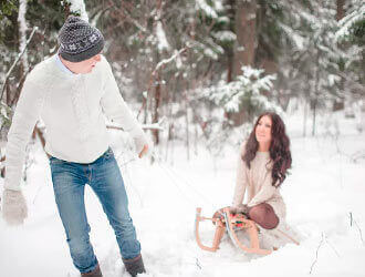 Девушка на санках зимняя фото в лесу с парнем 