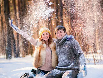 Зимняя фото в лесу девушка и парень подбрасывают снег   