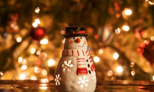 Фигурка снеговика под ёлкой настроение стихи рассказывать на новый год