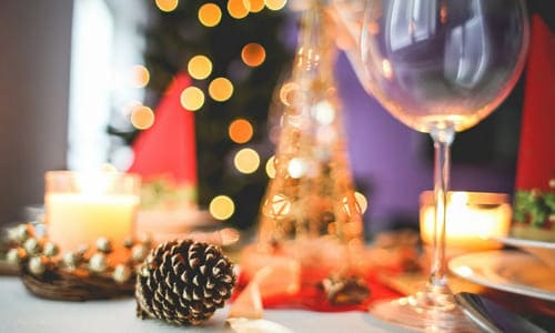 Шишка и бокал на столе в новый год стихи на праздник пример