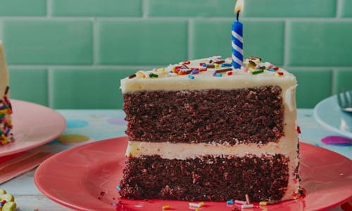 Обложка фотография кусочек торта для поздравления сестры с днём рождения