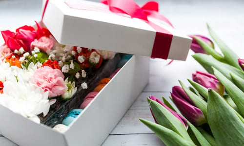 Подарок и тюльпаны обложка для поздравления тёти с ДР