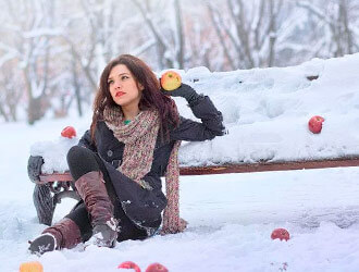 фото девушка и яблоко зимой